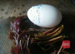 鹅蛋煎香椿芽的做法图解1