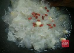 银耳莲子枸杞羹的做法图解6