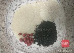 核桃黑米粥的做法图解1