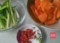 五花肉炒胡萝卜的做法图解1