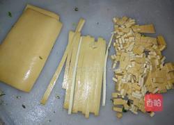 红菜心炒豆腐干的做法图解2