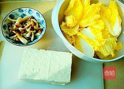 豆腐白菜蟹味菇汤的做法图解1