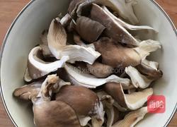 椒盐蘑菇的做法图解1