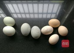 三色彩蛋拌香椿的做法图解1