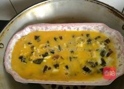 三色彩蛋拌香椿的做法图解8