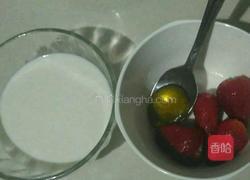 草莓蜂蜜奶昔的做法图解1