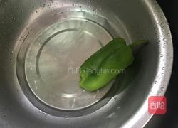 腊肠虾仁炒青椒的做法图解1