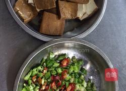 碎椒豆干的做法图解1
