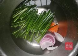 酸辣海鲜米线的做法图解2