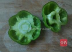 青椒蒸蛋黄的做法图解1