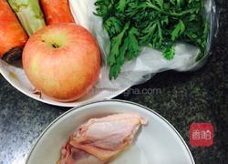 无骨鸡翅3剑客配苹果胡萝卜汁的做法图解1