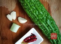 「Cathy边吃边营养」清炒苦瓜片 零苦味版的做法图解1