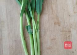 蒜苗炒鸡蛋的做法图解1