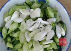 蒜苗炒鸡蛋的做法图解2