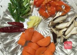 胡萝卜香菇炒鸡翅根的做法图解2