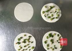 饺子皮葱油饼的做法图解5