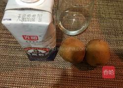 黄心猕猴桃奶昔的做法图解1