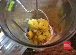 黄心猕猴桃奶昔的做法图解2