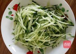 海蜇丝拌黄瓜的做法图解2