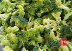 木耳西兰花的做法图解2