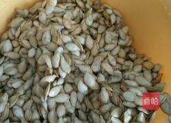 炒南瓜籽的做法图解1