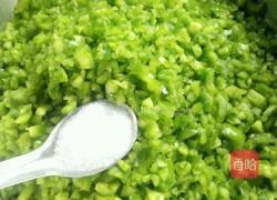 猪肉青椒水饺的做法图解3