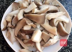 蘑菇炒青菜的做法图解1