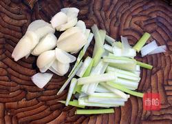 蘑菇炒青菜的做法图解2