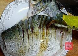 清蒸武昌鱼之孔雀开屏的做法图解2