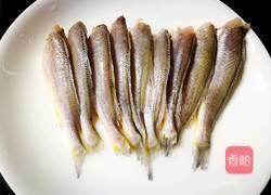 「Cathy边吃边营养」低脂版香煎黄花鱼的做法图解2