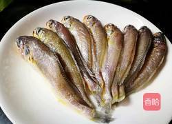 「Cathy边吃边营养」低脂版香煎黄花鱼的做法图解1