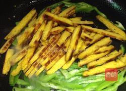 青椒炒玉米饼的做法图解4