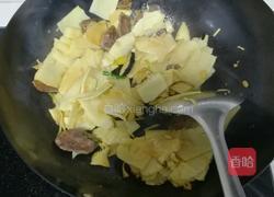 腊肠炒春笋的做法图解4