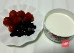 草莓桑葚酸奶的做法图解1