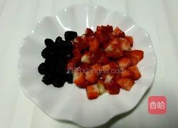 草莓桑葚酸奶的做法图解2