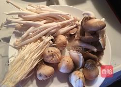 鲫鱼杂菇汤的做法图解2