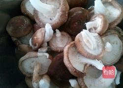 香菇圆葱烧肉片的做法图解1