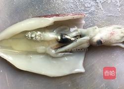 西蓝花炒鱿鱼的做法图解3