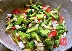 西蓝花炒鱿鱼的做法图解17