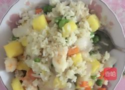 海鲜菠萝炒饭的做法图解3