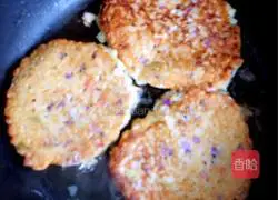 Illustration of how to make banana rice and purple cabbage cake 6