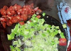 菠萝腊肠炒饭的做法图解3