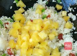 菠萝腊肠炒饭的做法图解4