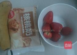 香蕉草莓奶昔的做法图解1