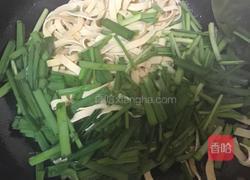 豆腐皮炒韭菜的做法图解7