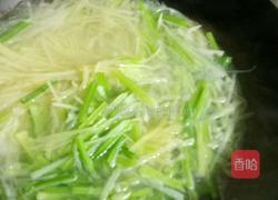 土豆丝炒芹菜的做法图解1