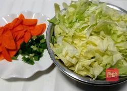 圆白菜炒肉的做法图解2