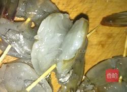 菠萝虾球的做法图解1