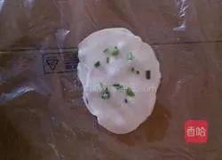 Illustration of how to make scallion pancakes 5