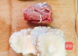 平菇炒肉的做法图解1